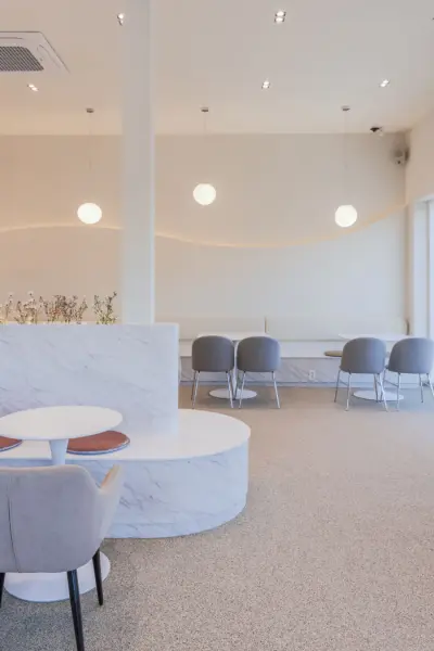 곡선 부스석이 매력적인 화이트톤 미니멀 카페